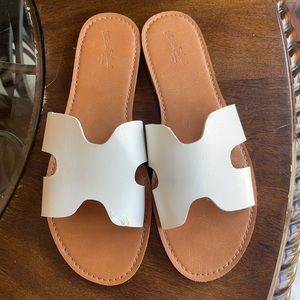 Brand new Universal Thread white and tan sandals size9!